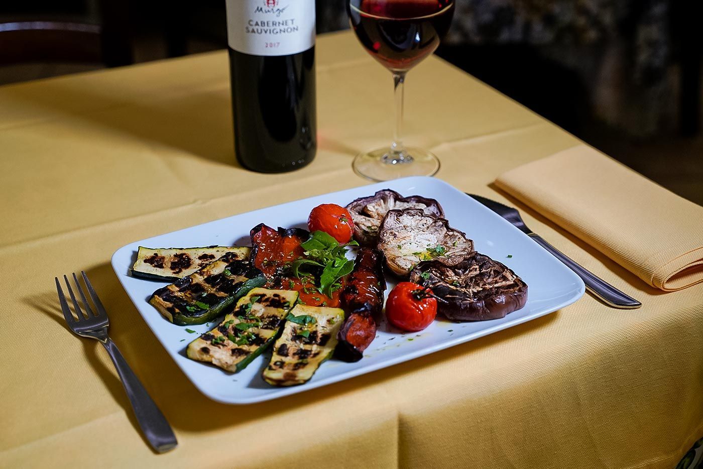 Un piatto di cibo e un bicchiere di vino su un tavolo