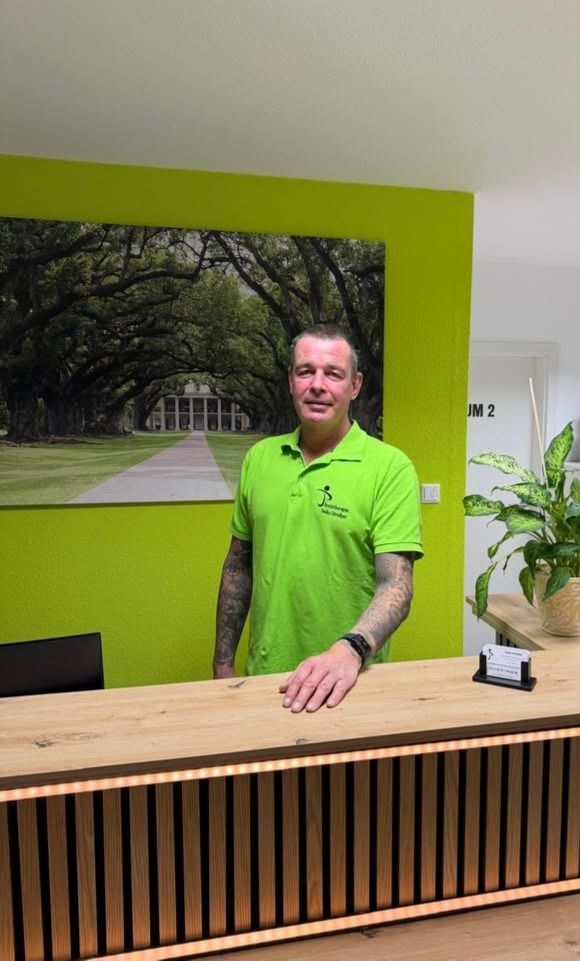 Heiko Streiber steht an der Anmeldung in der PhysoStreiber Praxis.