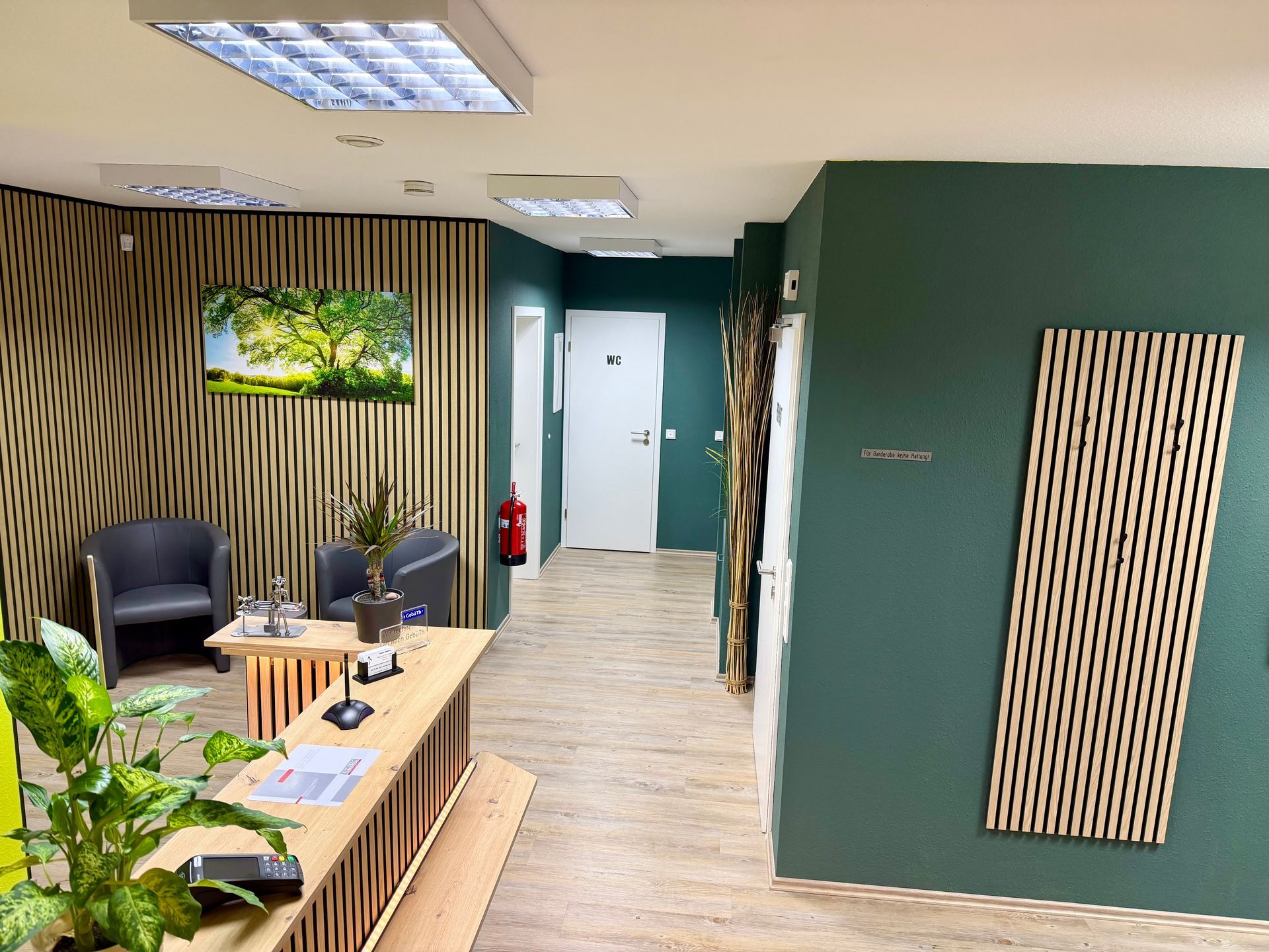 Visitenkarten von PhysioStreiber mit einer Pflanze im Hintergrund