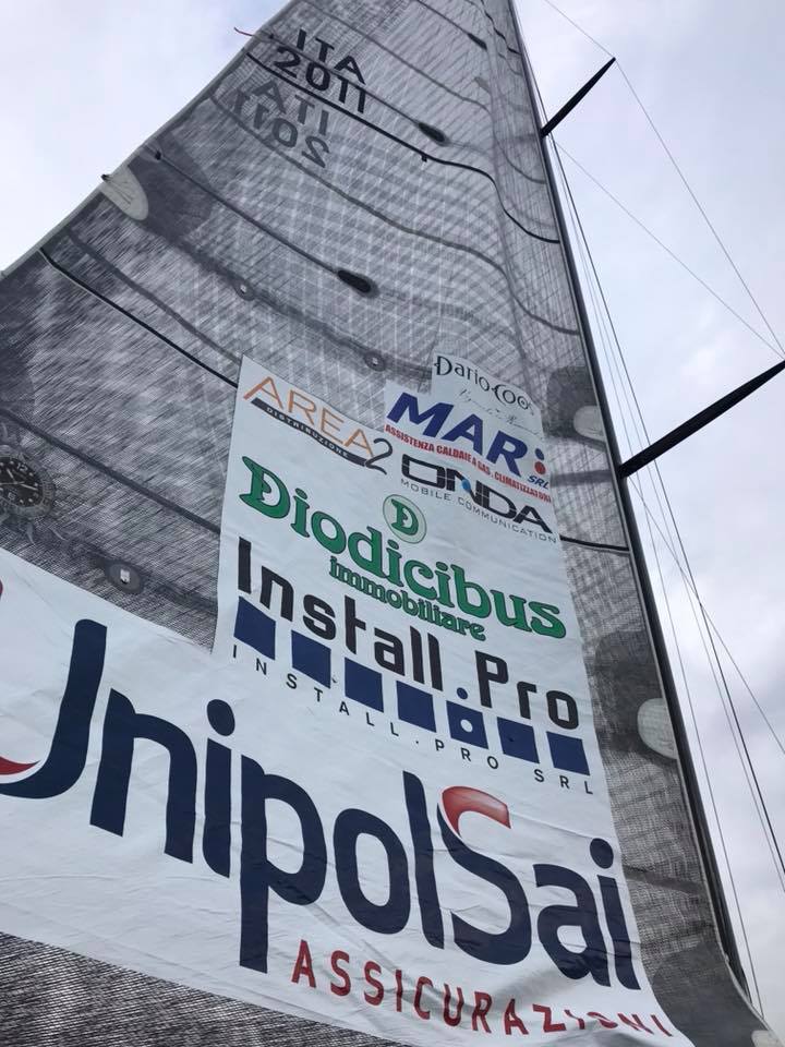 vela con i loghi dell'azienda