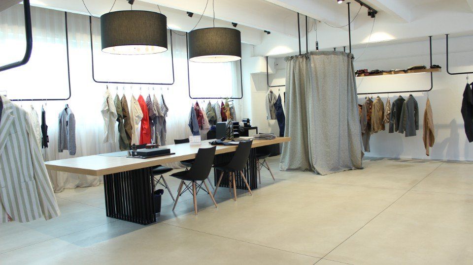 Interno del punto vendita con laboratorio di sartoria