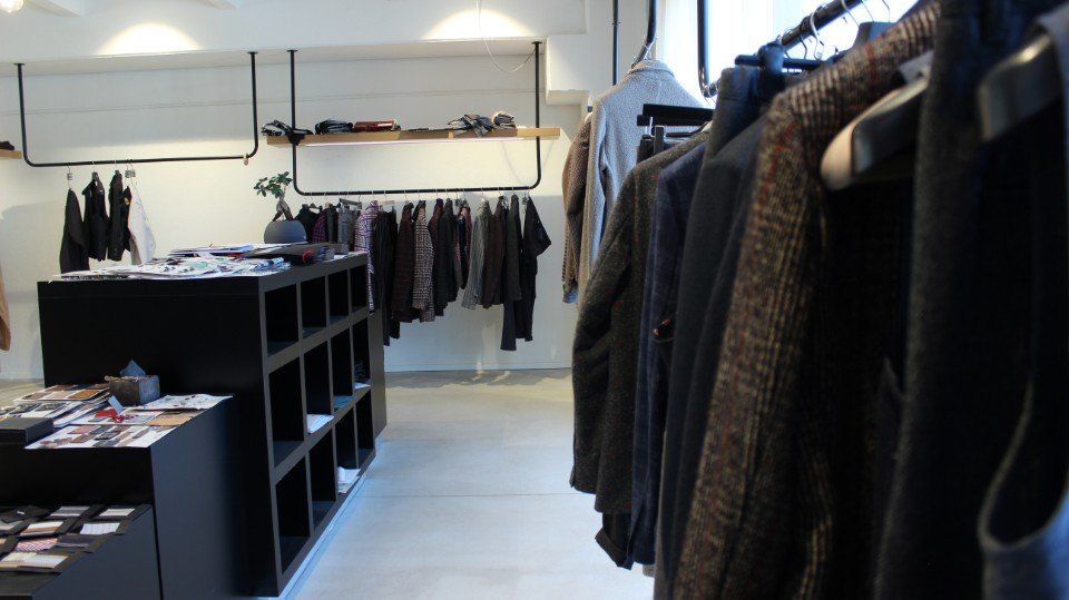 abiti sartoriali da uomo in esposizione