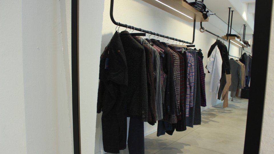 abiti sartoriali da uomo in showroom