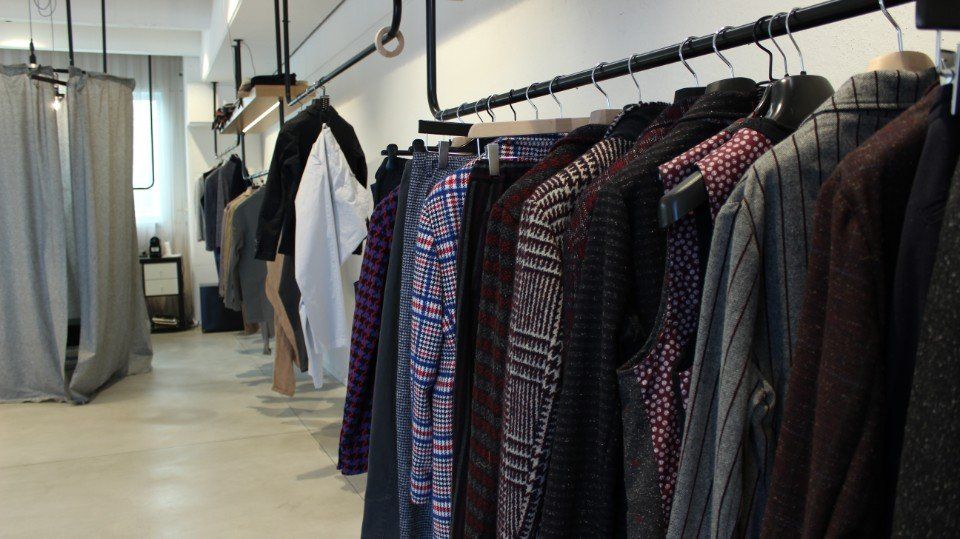 abiti da uomo in showroom