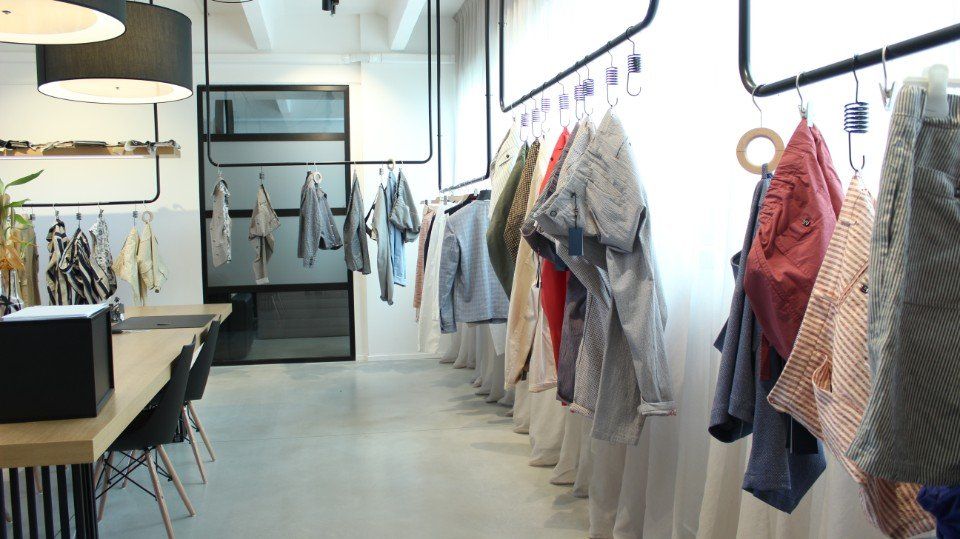 abiti sartoriali esposti in showroom