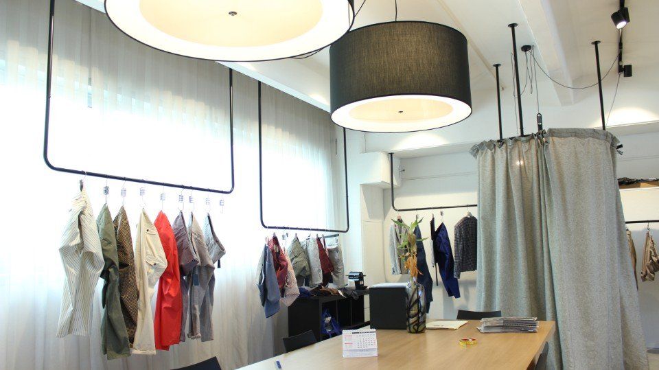 abiti sartoriali in showroom