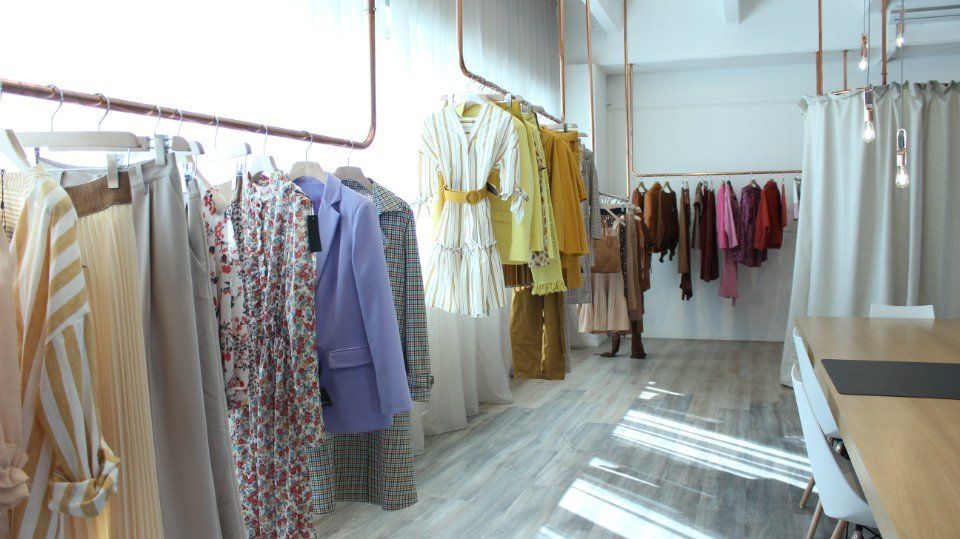 abiti da donna in esposizione