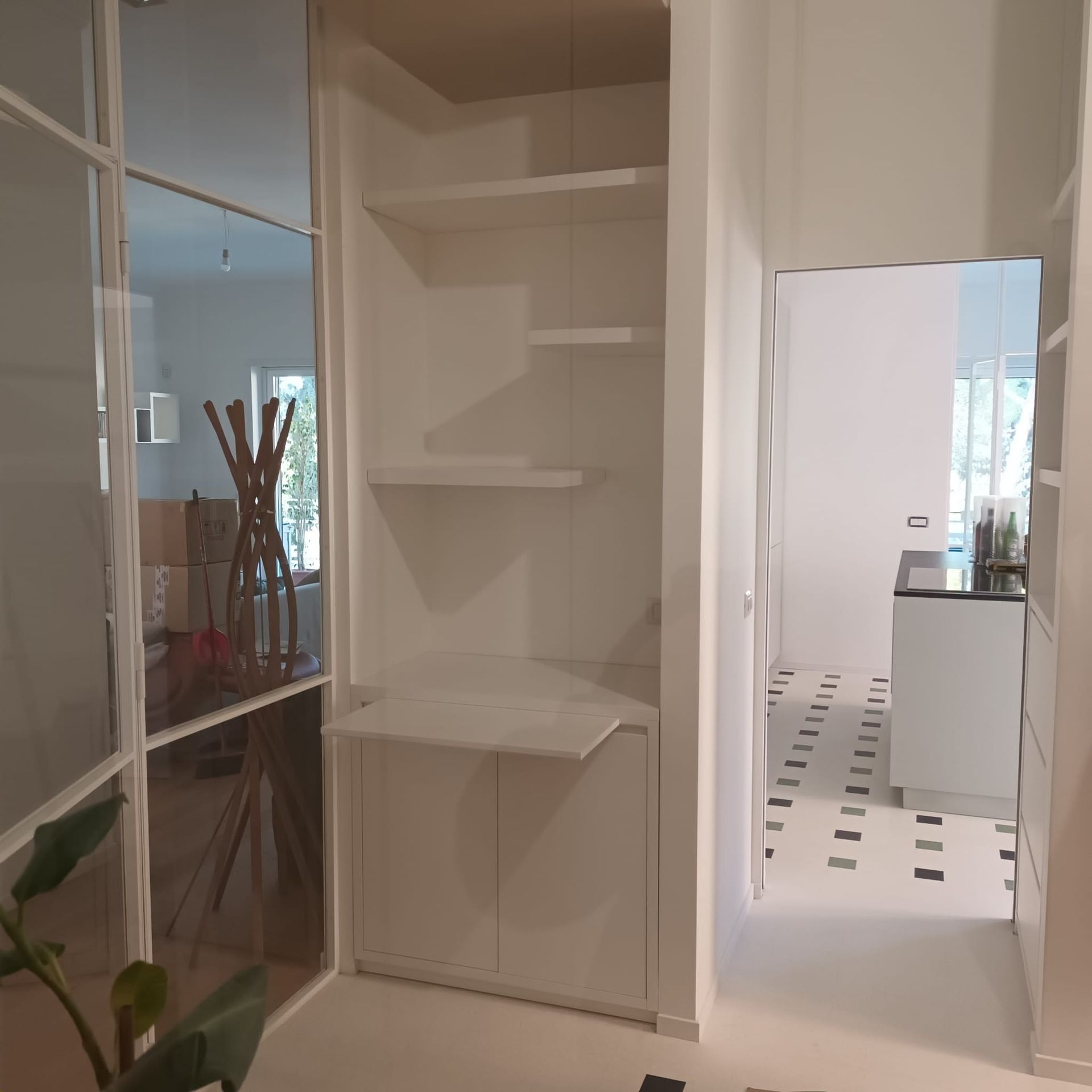 mobile con ripiani aperti e chiusi