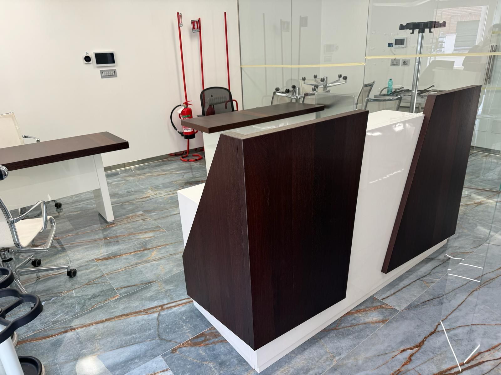 scrivania in legno bianca con dettagli scuri