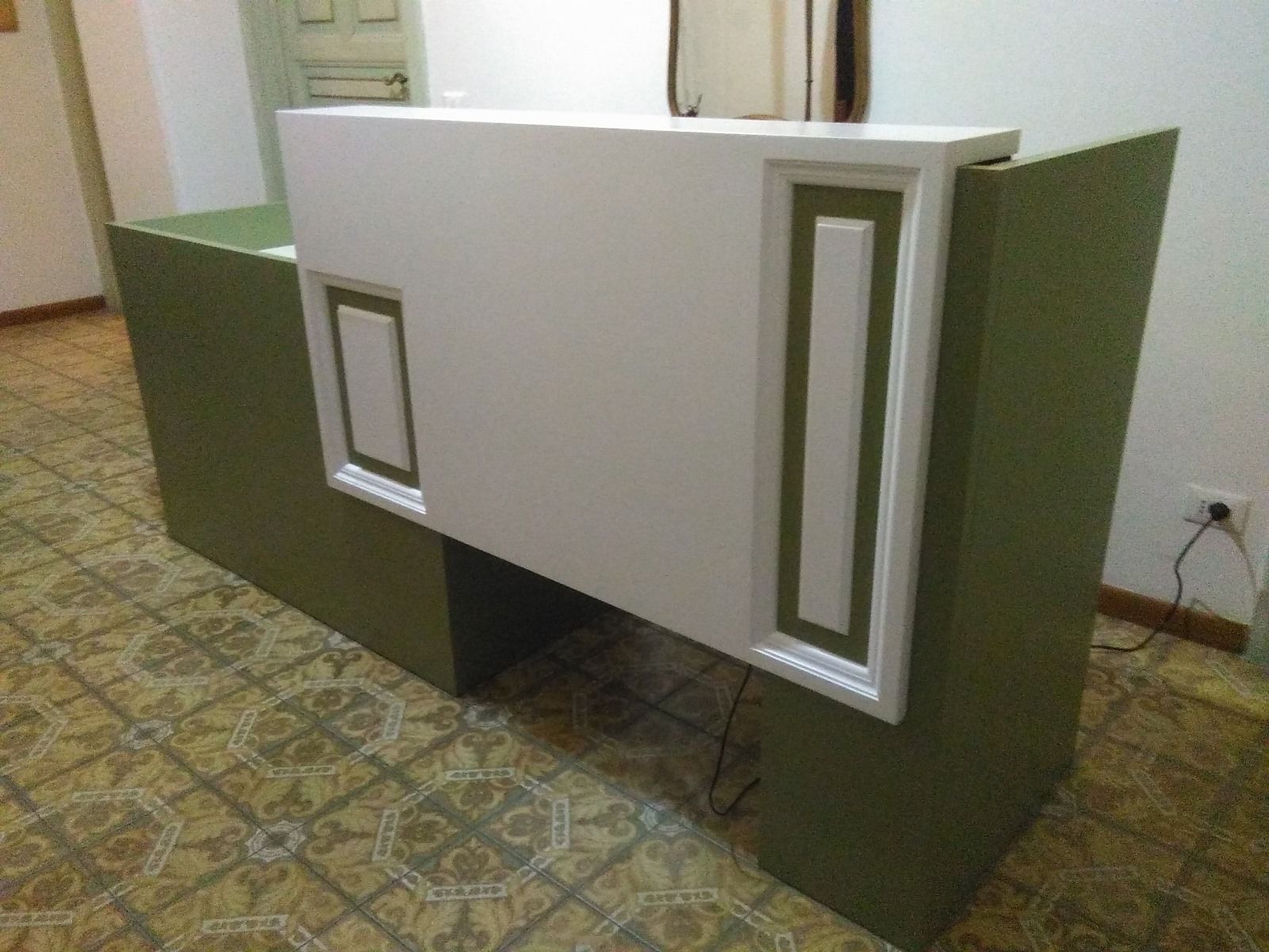 scrivania verde con dettagli bianchi