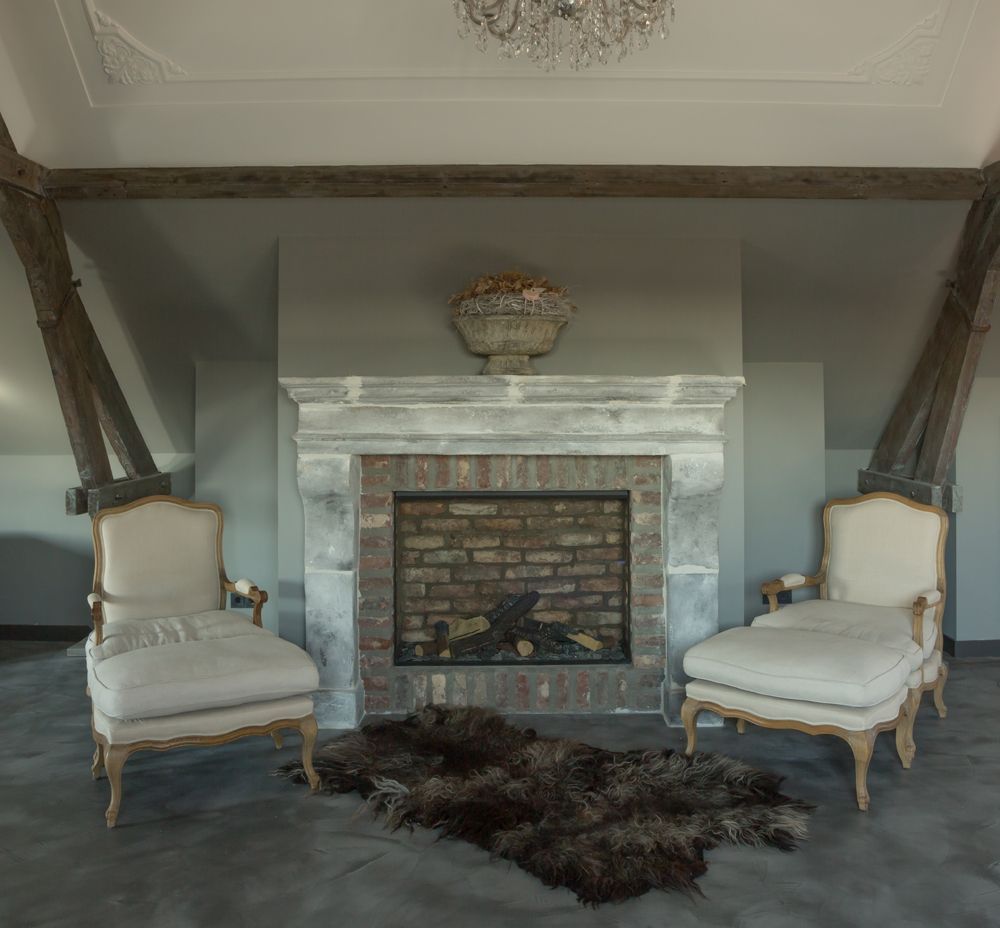 gestucte muur met openhaard