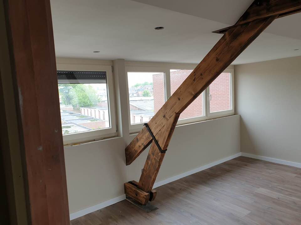 gestucte muur met balk en tekst