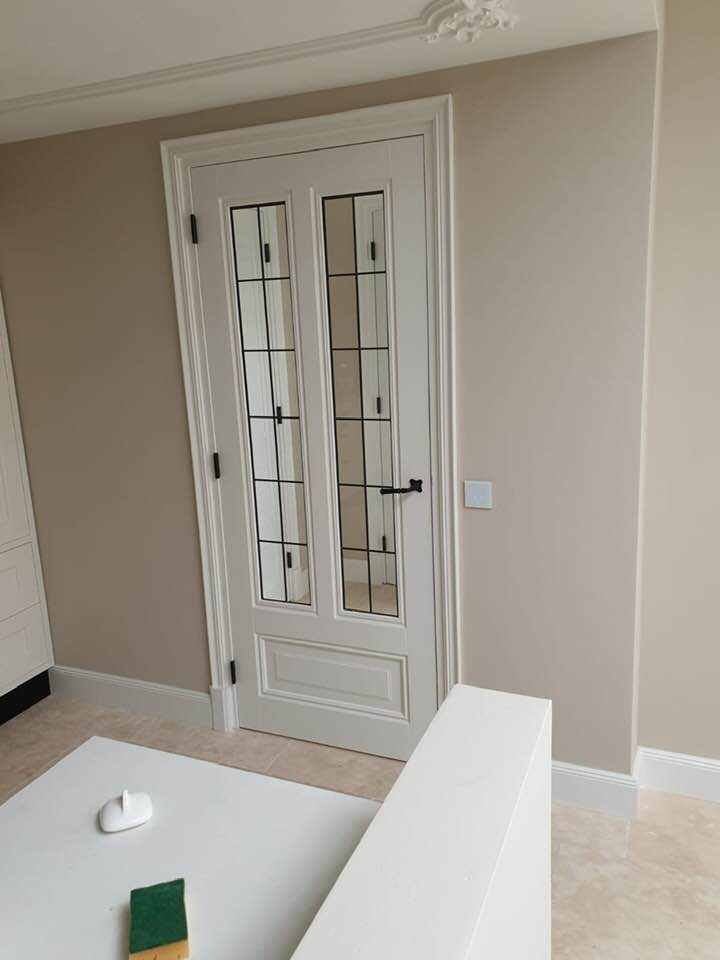 gestucte muur met deur