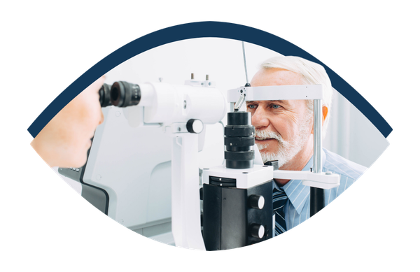 Um homem mais velho está tendo seus olhos examinados por um oftalmologista.