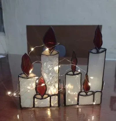 Panel decorativo de vidrieras situado en el centro de una galería de museo, iluminado por luz natural.