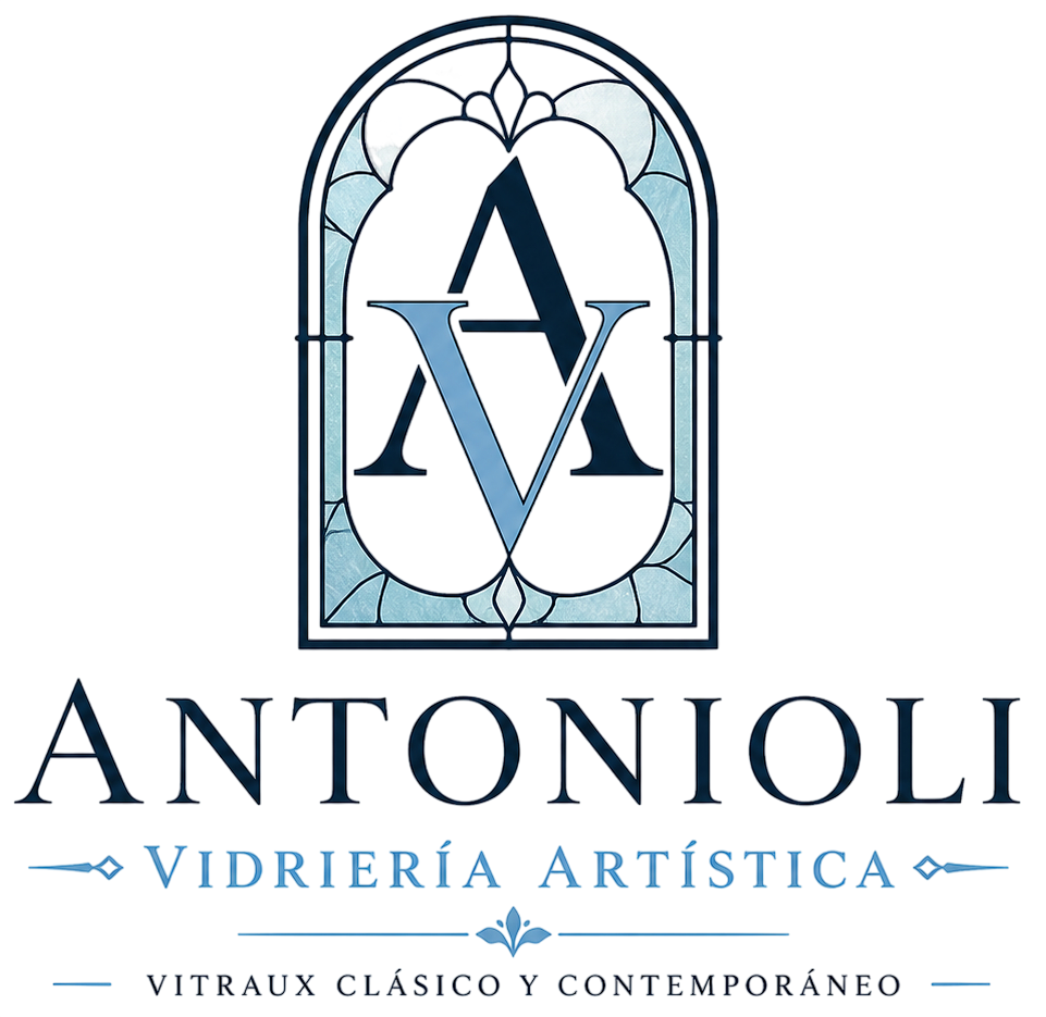 Logotipo de Antonioli Vidriería Artística, con un monograma arqueado de vidriera en azul y blanco.