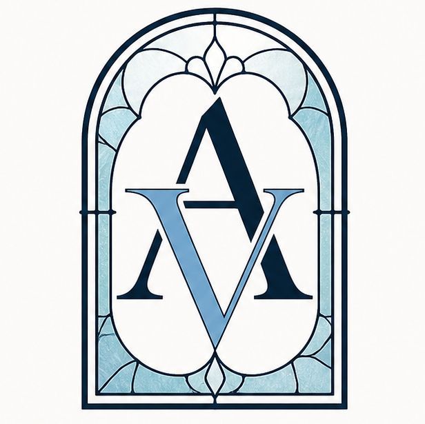 Monograma estilizado en un marco de vidriera azul con las letras A, M y V entrelazadas.