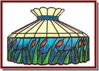 Vitral con una figura vestida con una túnica en el centro, ubicado en el interior de una iglesia.