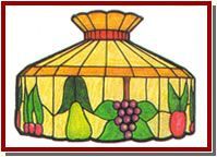 Manos enguantadas pintando un colorido panel de vidrieras sobre un banco de trabajo de madera.