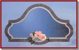 Panel floral de vidrieras con flores rojas, amarillas y azules en un marco de madera sobre una mesa en un estudio.