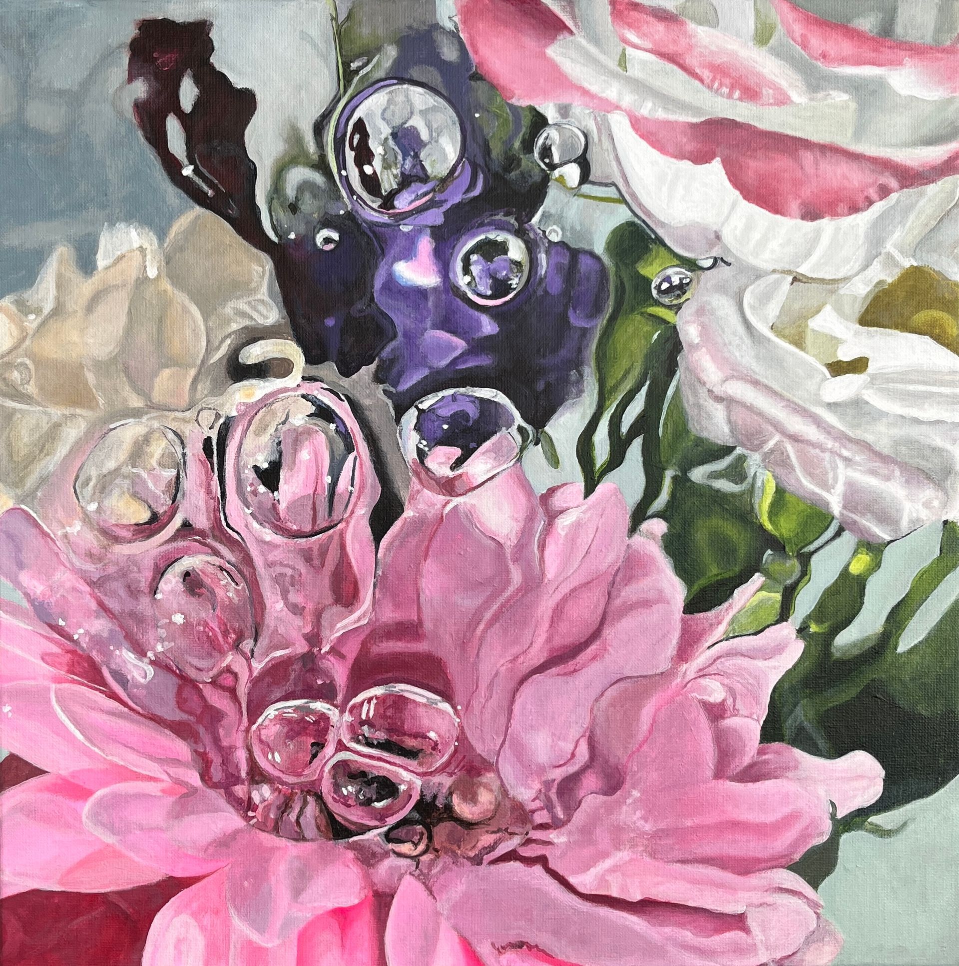 Schilderij met paarse, witte en roze bloemen en bellen in het water.