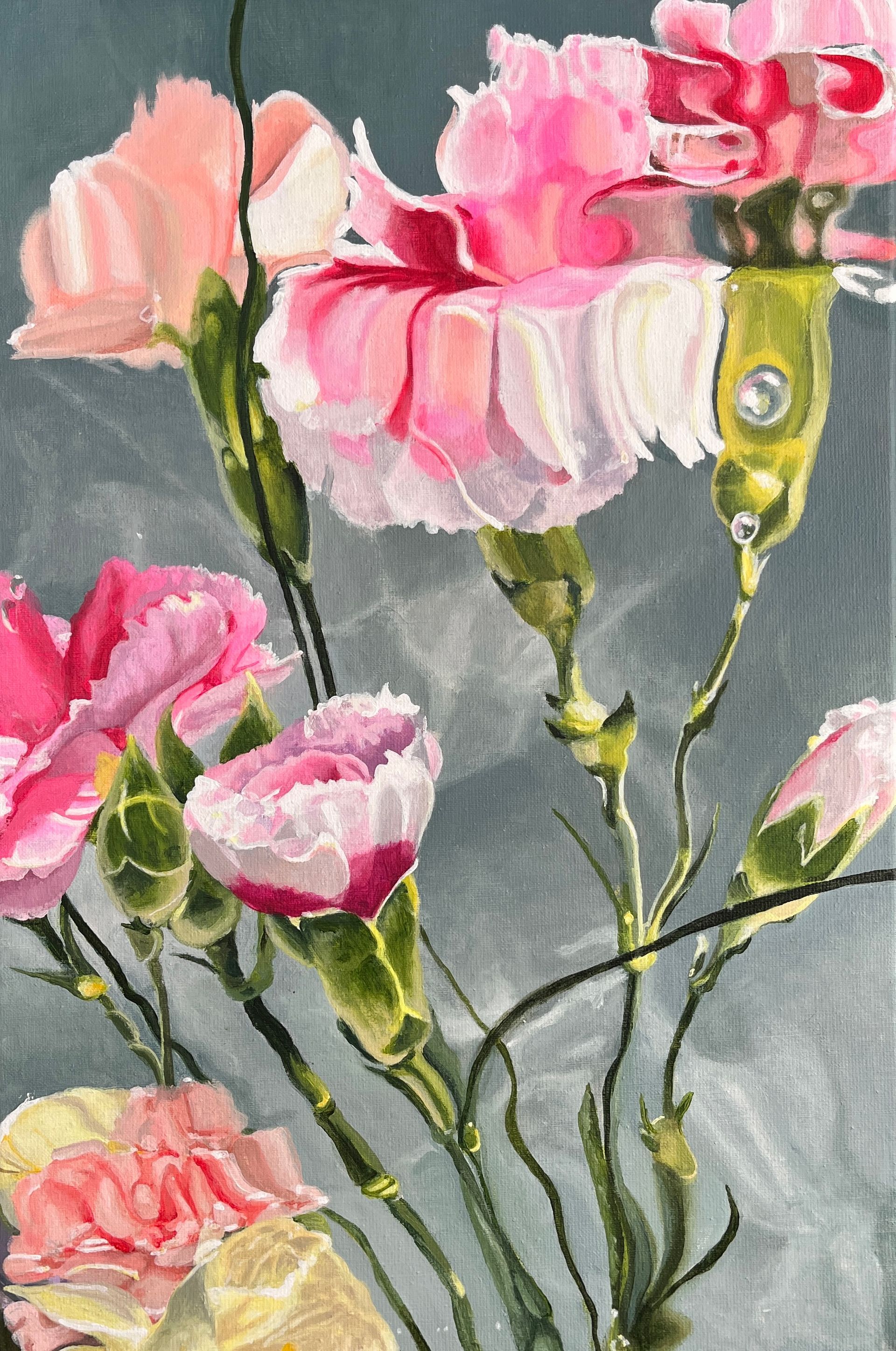 Schilderij met roze, gele zalmkleurige bloemen en grijze achtergrond.