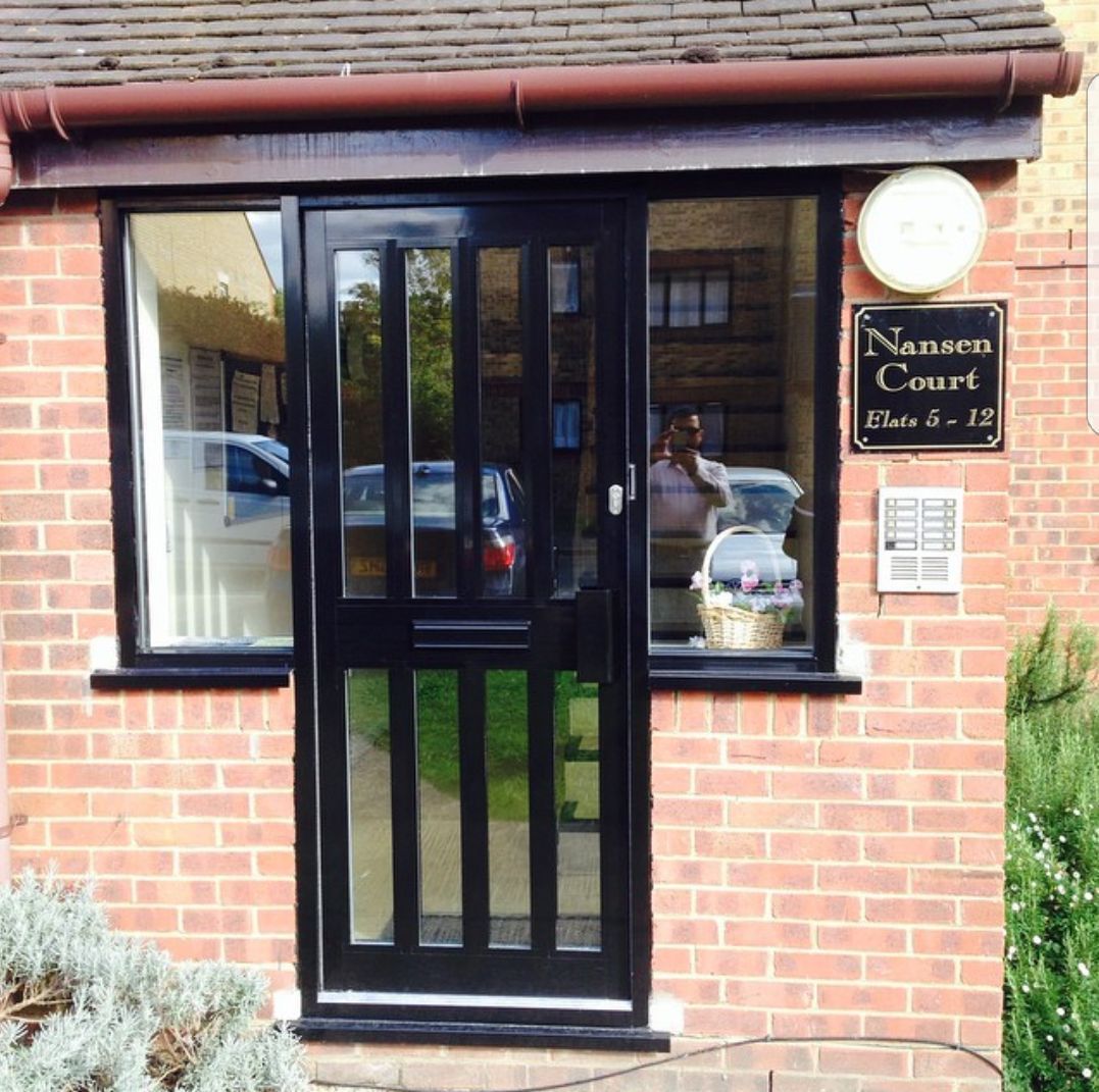 A brick building with a sign that says nansee court