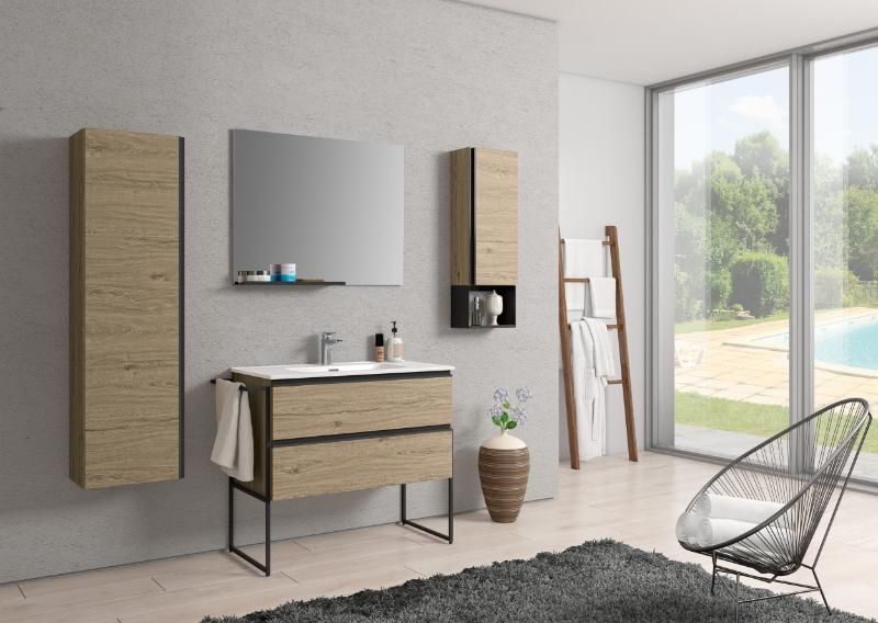 Un bagno con lavandino, specchio, armadietti e una sedia.