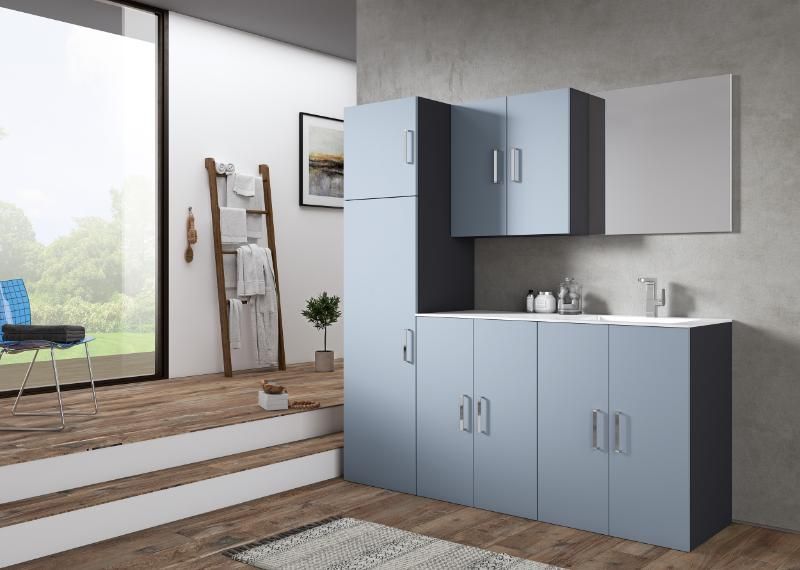 Una cucina con mobili blu e un lavandino