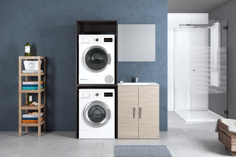 Una lavatrice e un'asciugatrice sono impilate una sopra l'altra in un bagno.