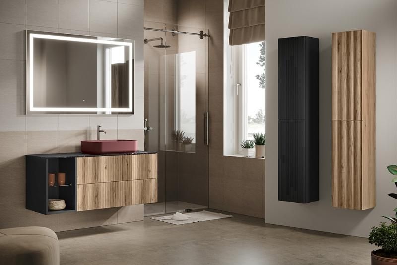 Un bagno con lavabo, specchio e armadietti.