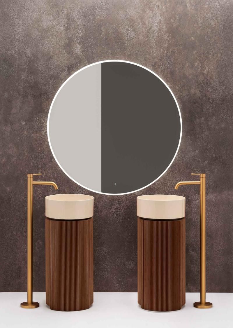 Un bagno con due lavandini e uno specchio.