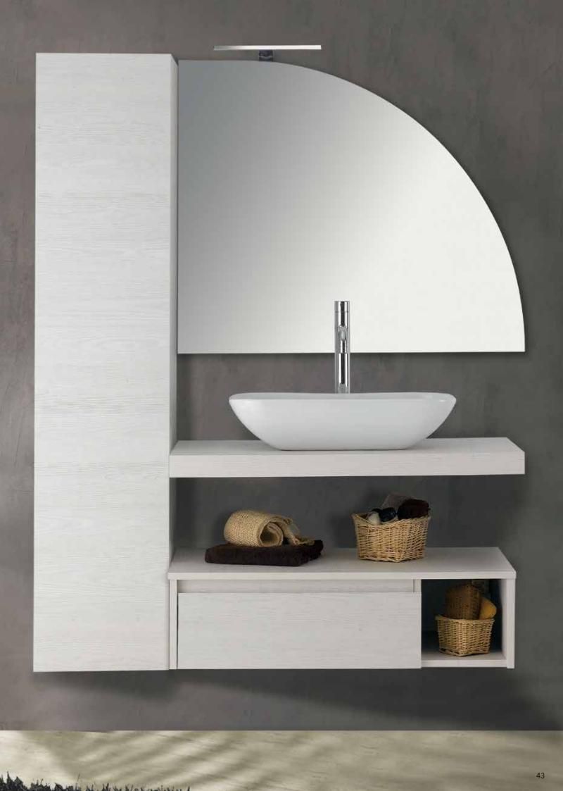 Un bagno con lavabo, specchio e mensola