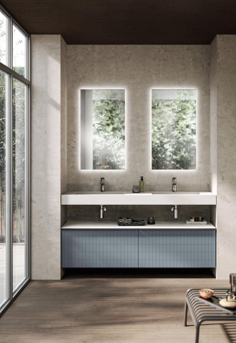 Un bagno con due lavandini e due specchi.