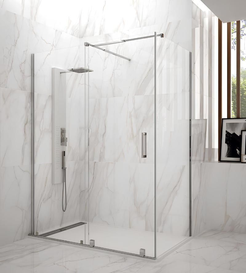 Un bagno con vasca, lavandino e WC