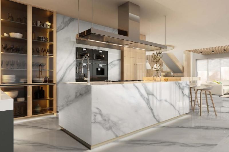 Una cucina con ripiani in marmo ed elettrodomestici in acciaio inossidabile