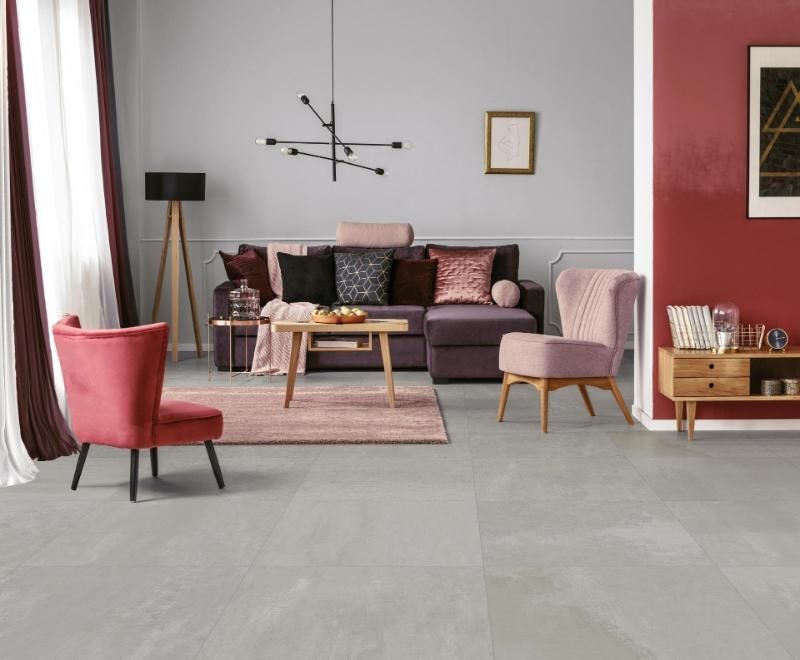 Un soggiorno con divano, sedie e tavolo.