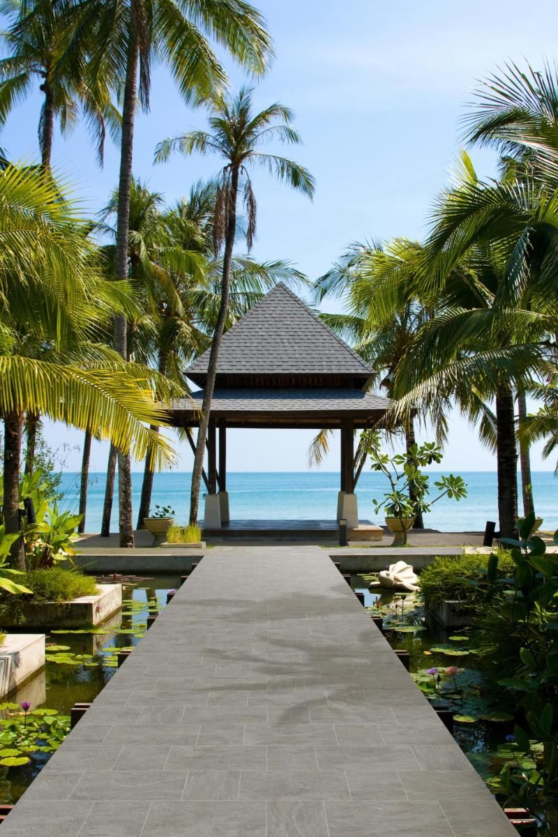 Una passerella che conduce ad un gazebo con vista sull'oceano
