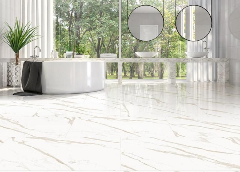 Un bagno con vasca, lavabo, specchi e ampia finestra.