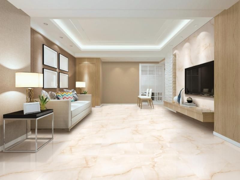 Un soggiorno con divano, tavolo e televisione.