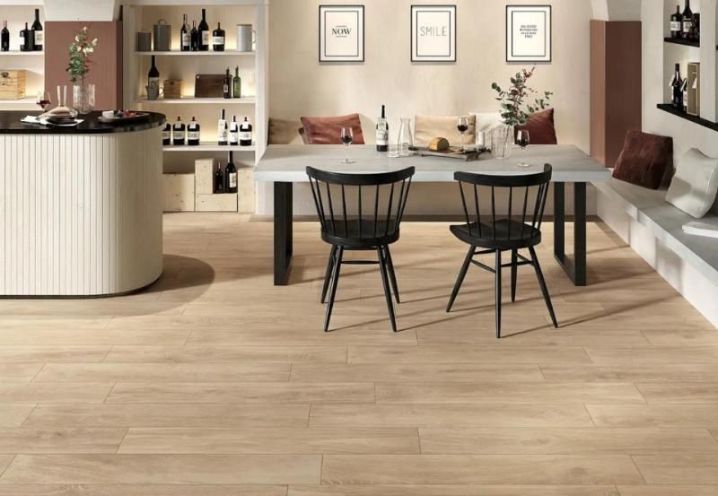 Una sala da pranzo con tavolo e sedie