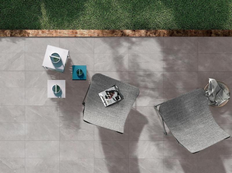 Una veduta aerea di un patio con sedie e tavoli.