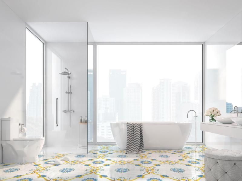 Un bagno con vasca, WC e doccia.