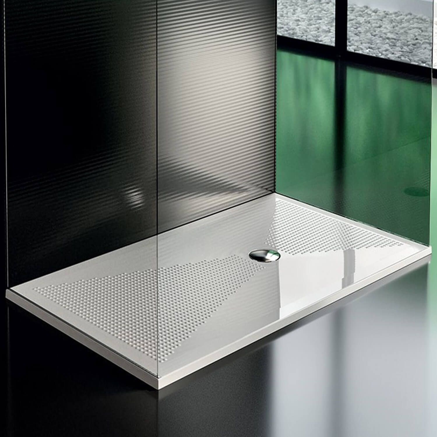 In un bagno accanto a una parete verde si trova un piatto doccia bianco