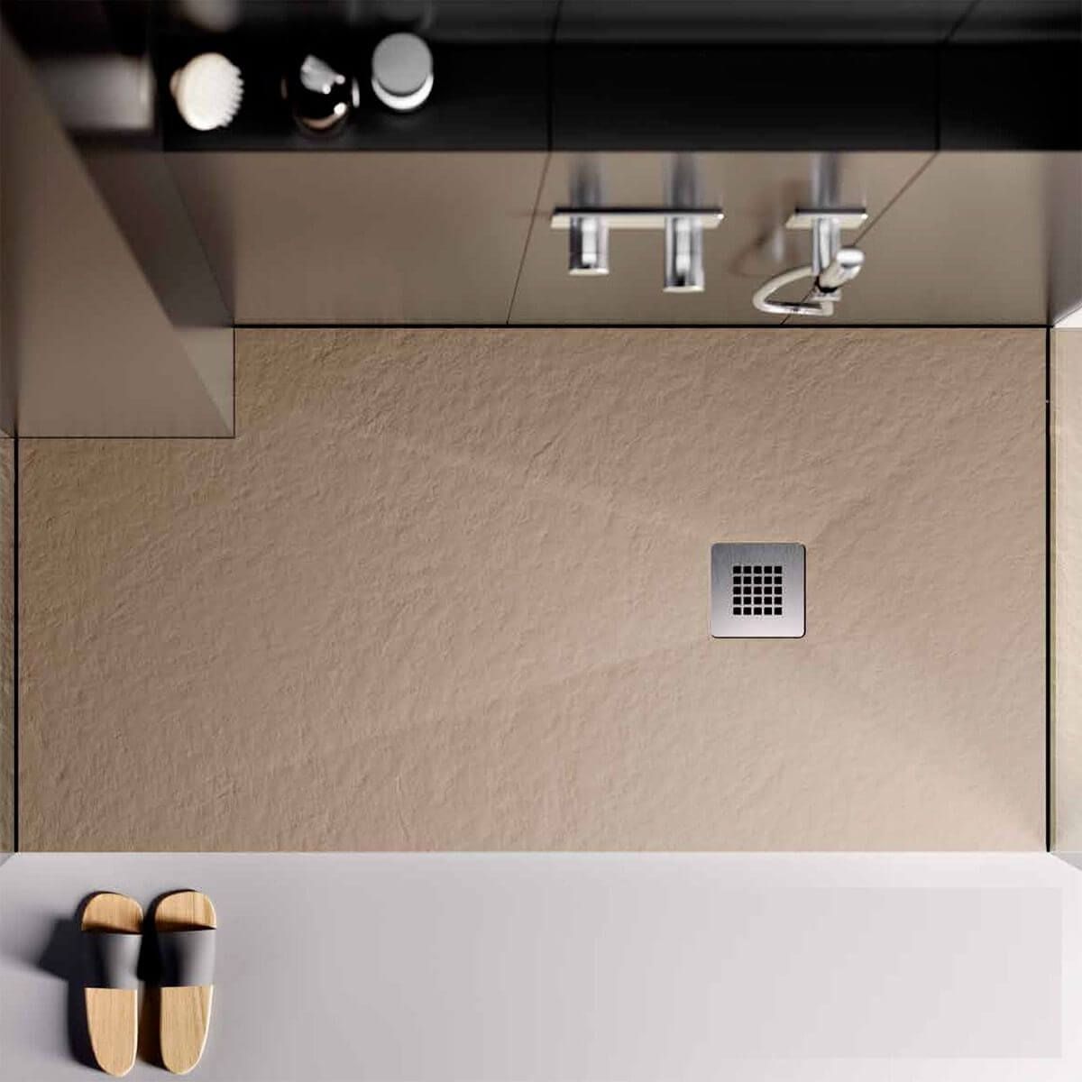 Una veduta aerea di un bagno con pantofole sul pavimento