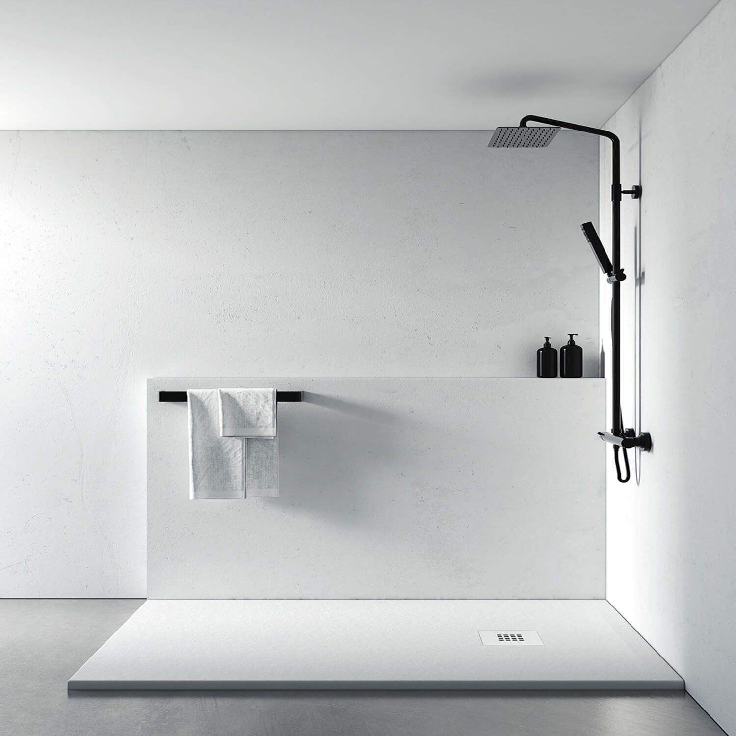 Un bagno con doccia e porta asciugamani