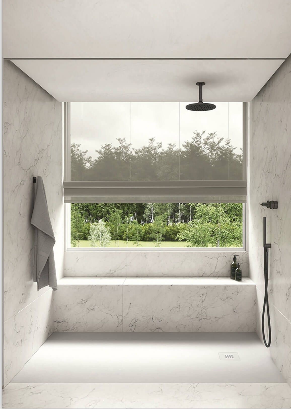 Un bagno con ampia finestra e doccia.