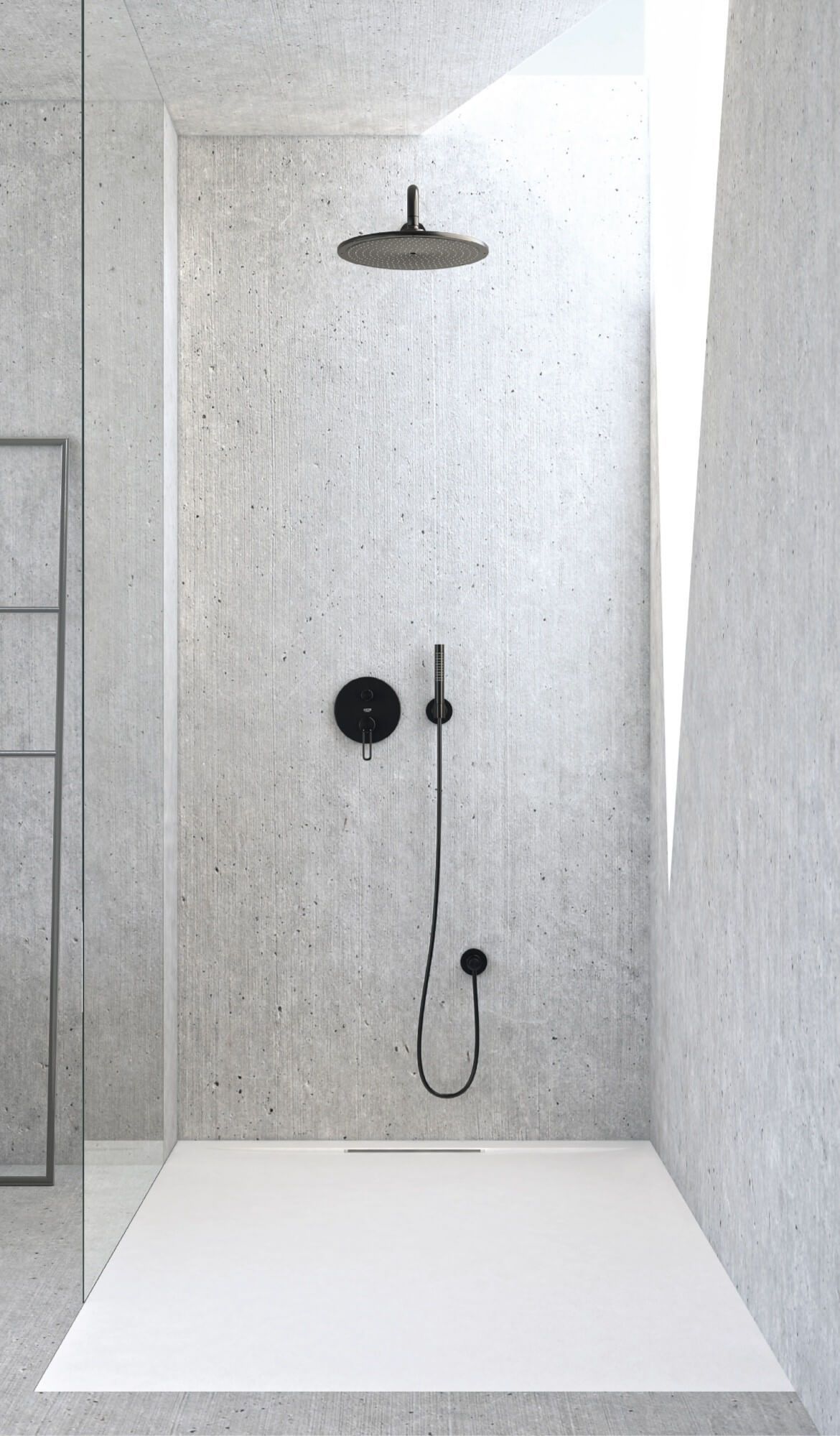 Un bagno con doccia e soffione nero.