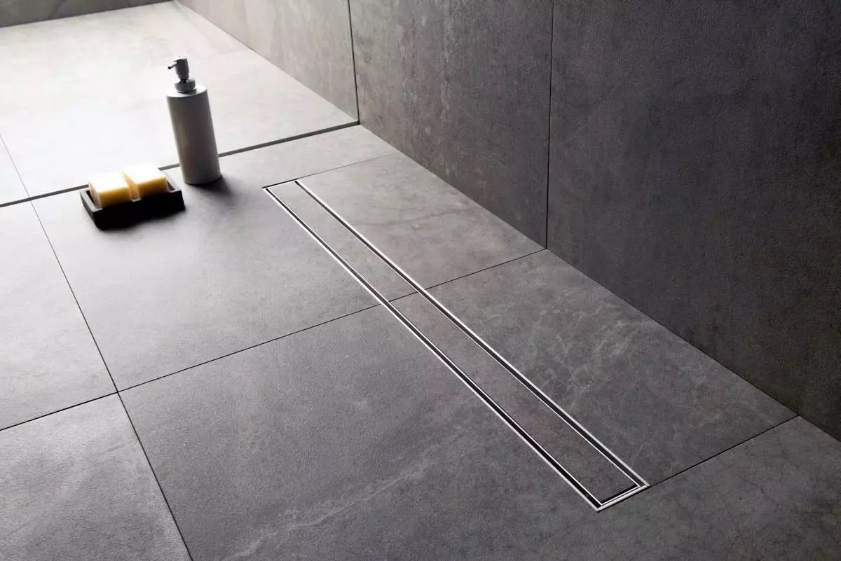 Un bagno con due lavandini e due WC