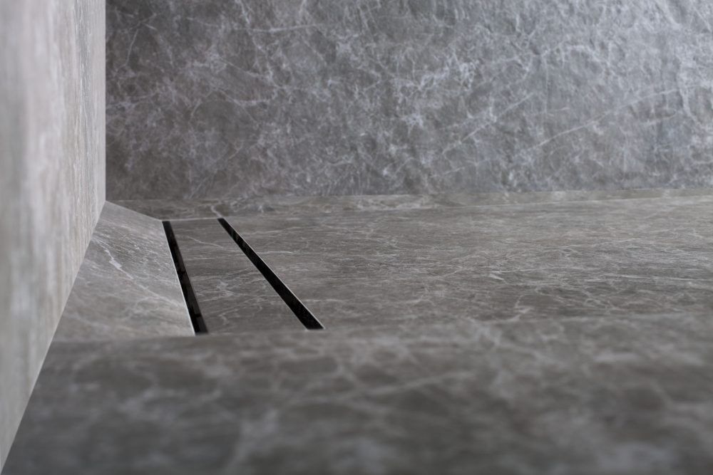 Un pavimento di cemento da cui spuntano alcuni bastoncini.